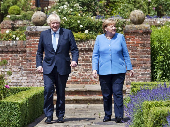 英國首相約翰遜與訪英的德國總理默克爾，在首相鄉郊別墅契克斯會面。AP圖片