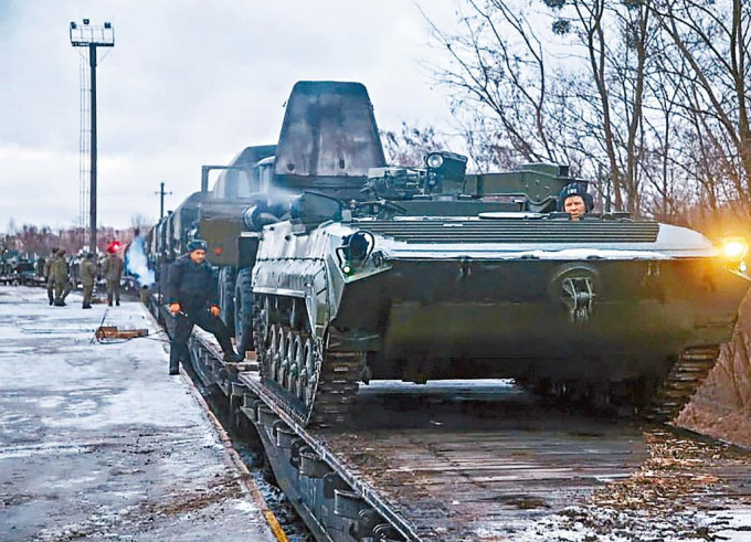 白俄国防部周二发布照片，显示俄罗斯装甲车运抵该国，准备联合军演。