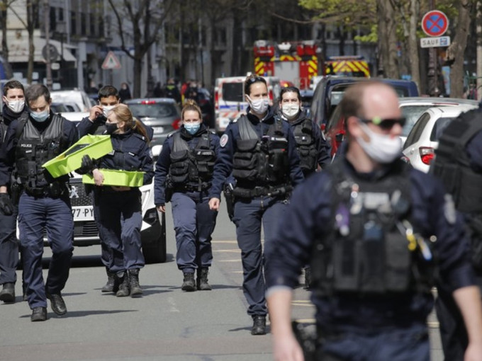 巴黎一间医院外发生枪击案。AP图片