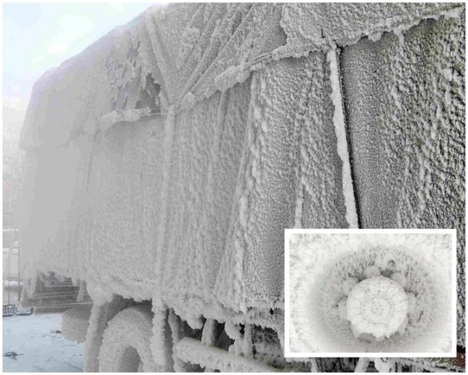 整辆货车内外结成厚厚的一层冰霜。
