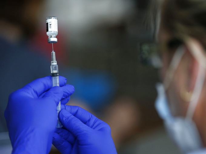 巴西研究指科兴及阿斯利康疫苗对长者保护率下降。AP图片