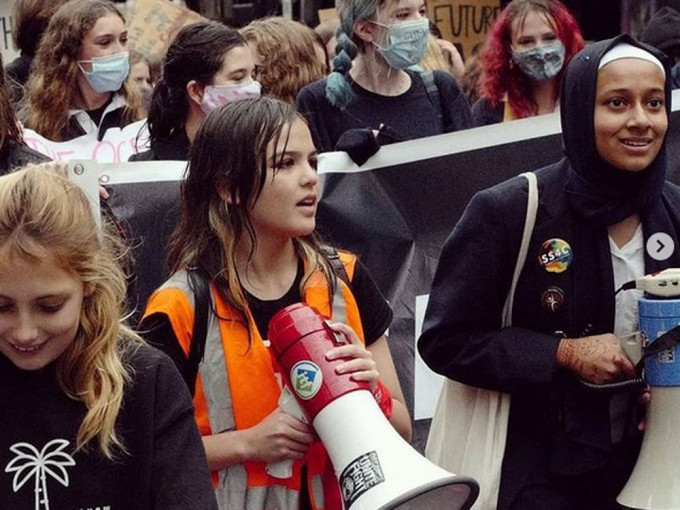 澳洲14歲女童為環保及氣候變化問題領千人上街，被稱為澳洲版環保少女。IG圖