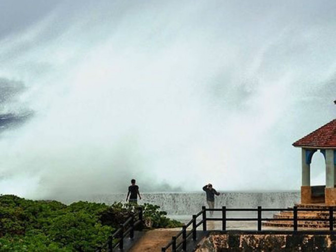 利奇馬吹襲沖繩，宮古島市泛起巨浪。(網圖)