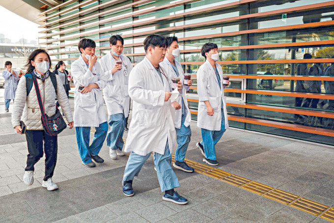 首尔一间医院的一群医疗人员。