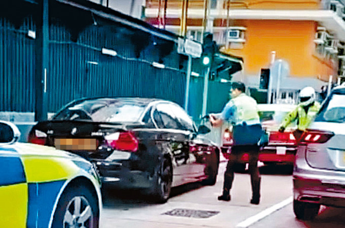 警长拔出配枪指向拒绝接受调查的私家车司机喝令下车，但司机拒绝就范。