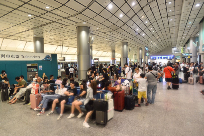 旅客在香港站等候機場快綫重開。