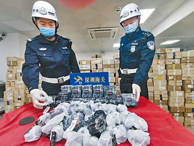 深圳海關緝私局人員展示截獲的名貴手表。