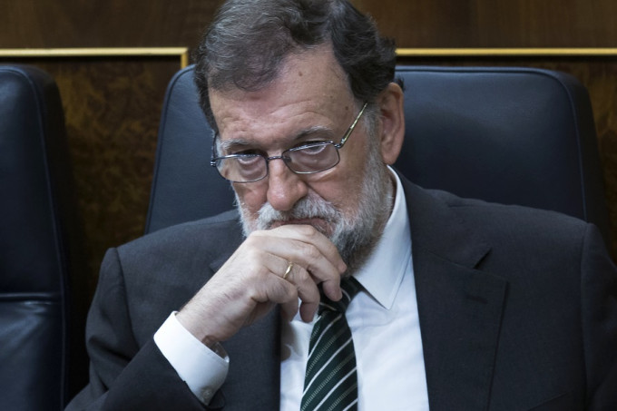 西班牙首相拉霍伊決定接管加泰地區。AP圖片