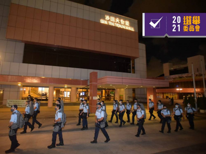 大批反恐特勤队在沙田大会堂票站外巡逻。