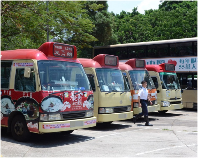 小巴扣留在青山公路大欖涌段31號大欖涌車輛檢驗中心。