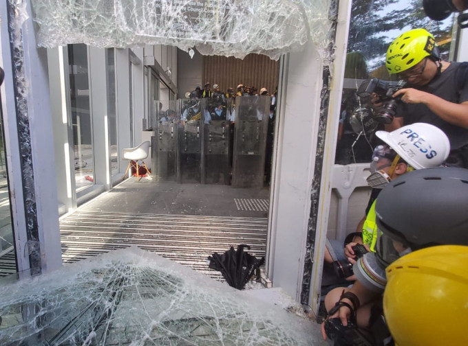 立法會大樓玻璃牆已被撞穿。
