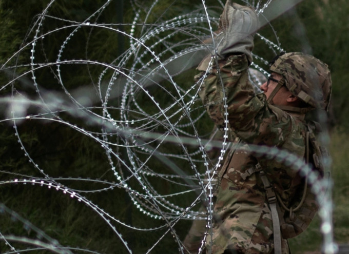 美軍再興建約241公里長的鐵絲網圍欄。