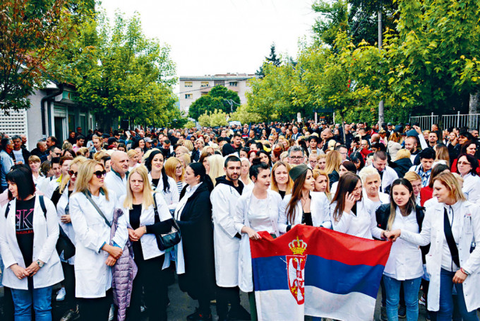 數百名塞爾維亞裔民眾在茲韋錢鎮示威。