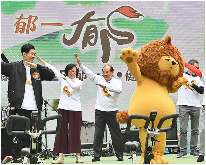 卫生署创造「匿狮Lion」反面教材鼓励市民多做运动。左二为陈肇始。网图