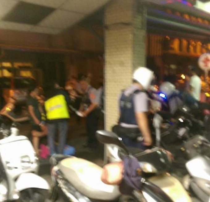 台湾宜兰有半裸男子持刀斩人。网上图片