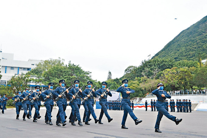 警察學院結業會操以中式步操進行。