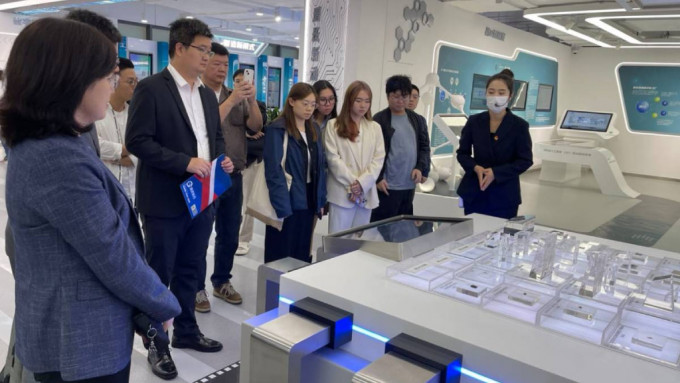 在上海數字化轉型體驗館，參訪團觀看先進晶片陳列。高遠攝