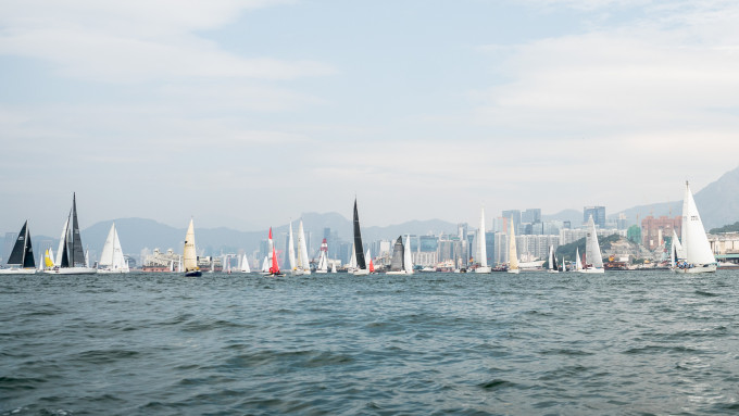 香港游艇会「帆船环岛大赛」于十一月十四日举行。