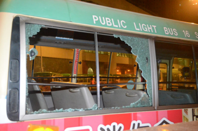 遇襲小巴車窗玻璃碎裂。