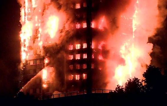 英国伦敦一栋多层住宅大厦发生大火，现场火光熊熊。