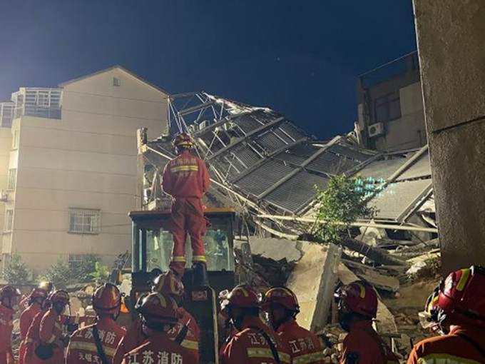 江苏苏州市吴江区松陵镇的四季开源酒店，今日下午3时33分发生倒塌。网上图片
