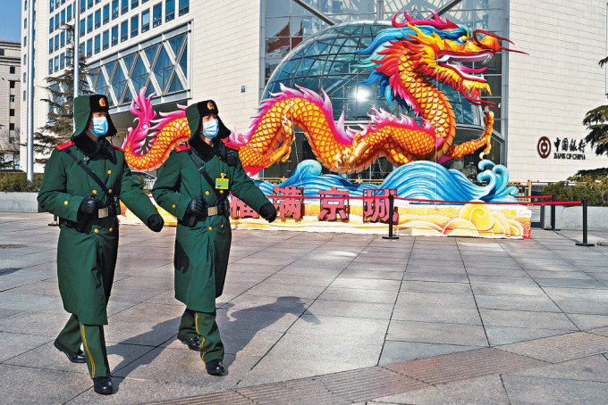 兩會前夕，武警在北京的中國銀行總部外執勤。
