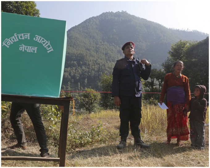 尼泊尔全国有超过1500万名合资格选民可以参加投票。AP