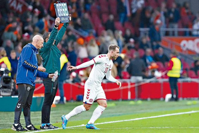 艾歷臣（右）自去年歐國盃後，首度重披丹麥戰袍登場。
