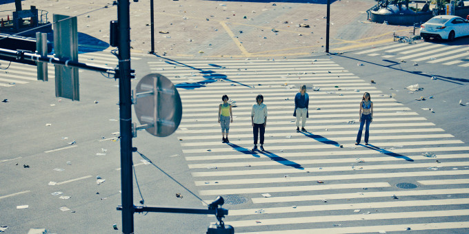 东京街头在一瞬间全部灰飞烟灭，幸存者只得参与「死亡游戏」。