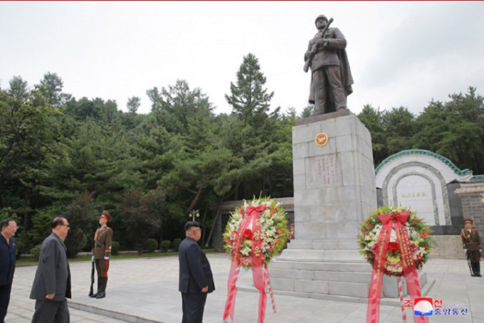北韓領導人金正恩憑弔中國已故領導人毛澤東長子、在韓戰陣亡的毛岸英。網圖