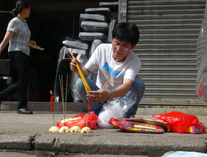 鍾先生在現場路祭。林思明攝