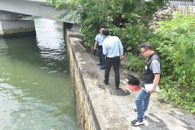 警方在現場調查。楊偉亨攝