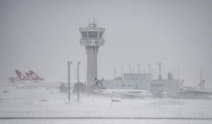 大雪亦令多国航空交通大受影响。