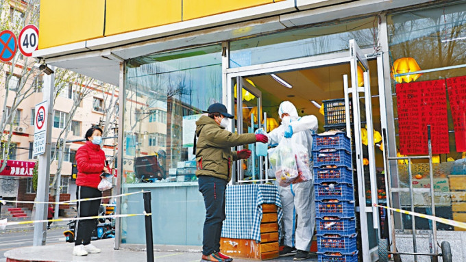 內蒙古呼和浩特調整防控，市民排隊購物。