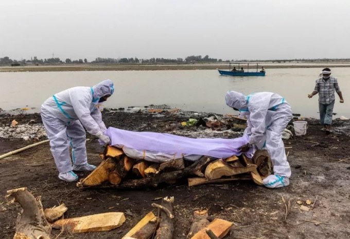 印度有官员曾表示数十名被认为是新冠肺炎亡者的尸体被冲上北部恒河河岸。AP图片