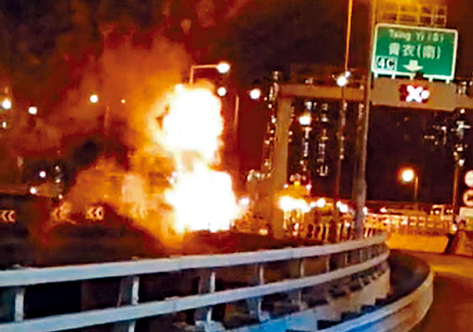 ■Tesla電動車冒煙起火後爆起火球。