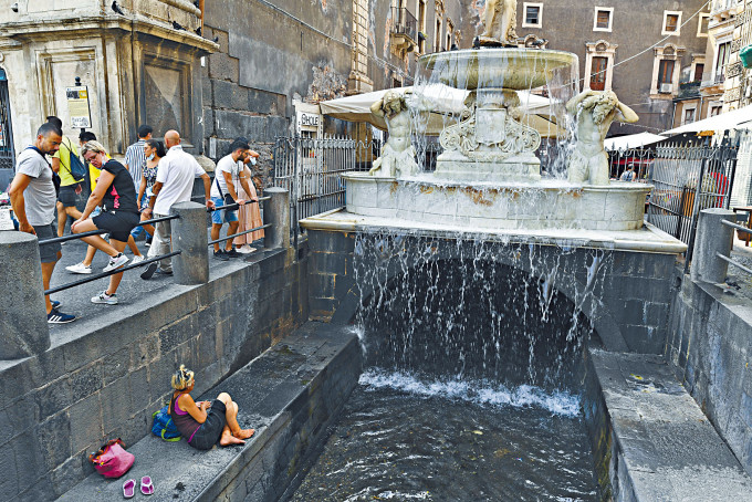 ■意大利西西里島街上周三有民眾聚集噴水池旁乘涼。