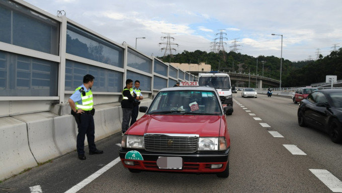 涉事的士最終在青沙公路停下，警員在車上檢獲毒品。