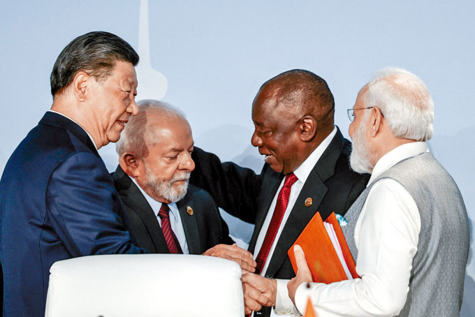 在南非金磚峰會上，國家主席習近平（左一）與印度總理莫迪（右一）握手。