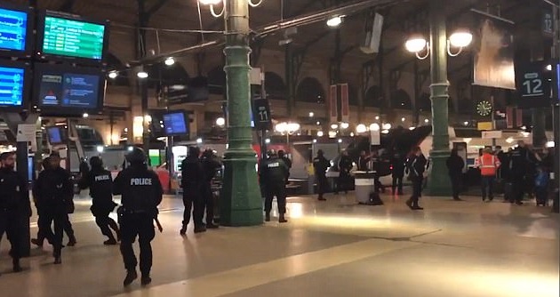 大批荷槍實彈的警員到場，封鎖巴黎火車北站。