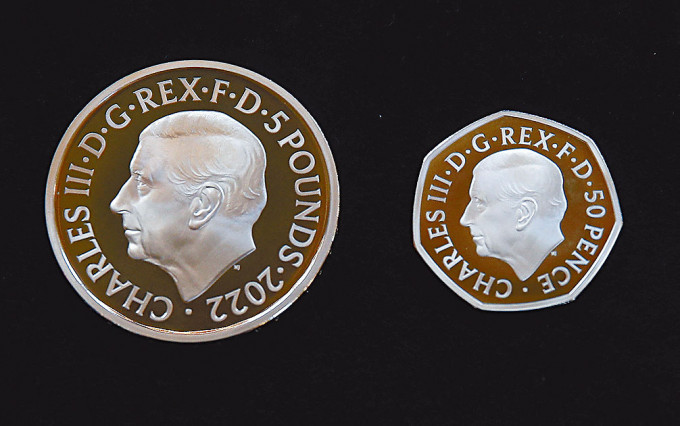 查理斯三世頭像五十便士硬幣（圖右）和五英鎊紀念幣。