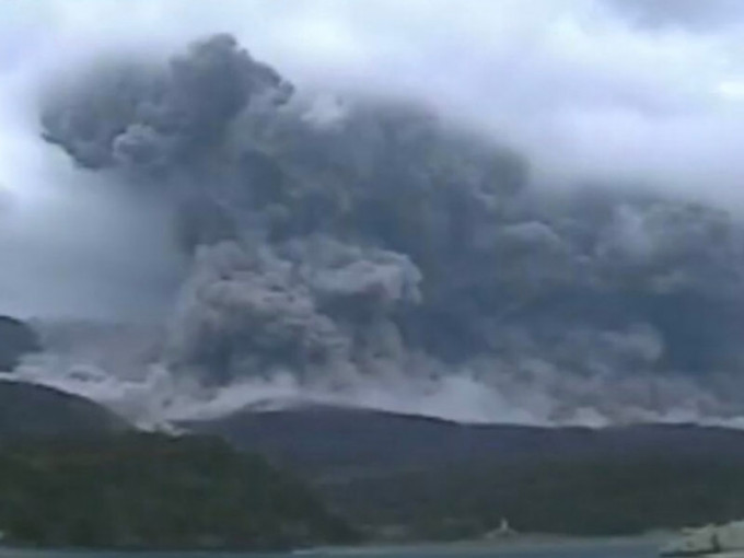 鹿儿岛口永良部岛17日早上发生火山喷发。（网图）