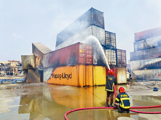 消防员周一继续在吉大港的货柜场灭火。