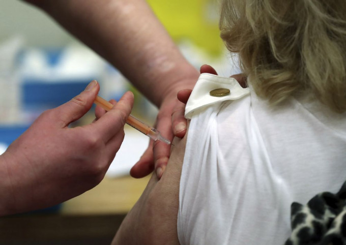 英国政府当地时间14日宣布，英国已经实现了在2月中旬前至少对1500万人接种新冠疫苗的目标。AP资料图片