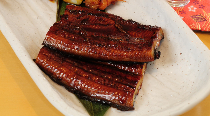 日式鰻魚一般帶有醬汁。資料圖片