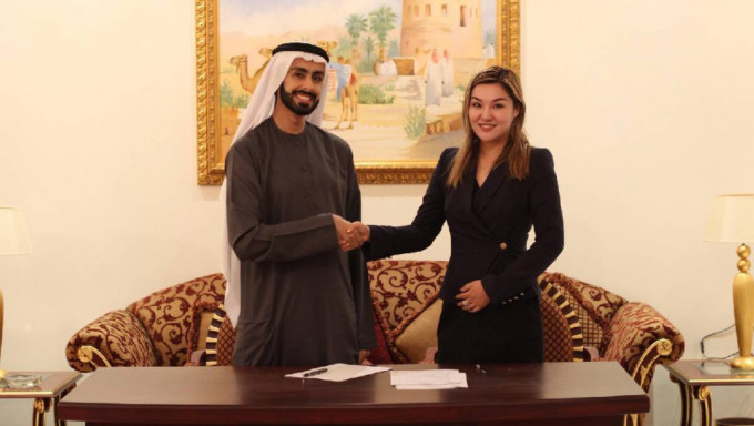 Sheikh Ali Bin Rashed Al Maktoum在港设立家族办公室，王子Sheikh Ali Bin Rashed Al Maktoum（左）与办公室副主席兼首席执行官麦懿睿（右）在杜拜签署注册家族办公室文件。