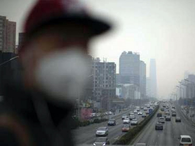 北京民众戴口罩防护出行。
