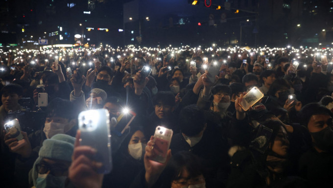 南韩首尔现庆祝新年人潮。美联社