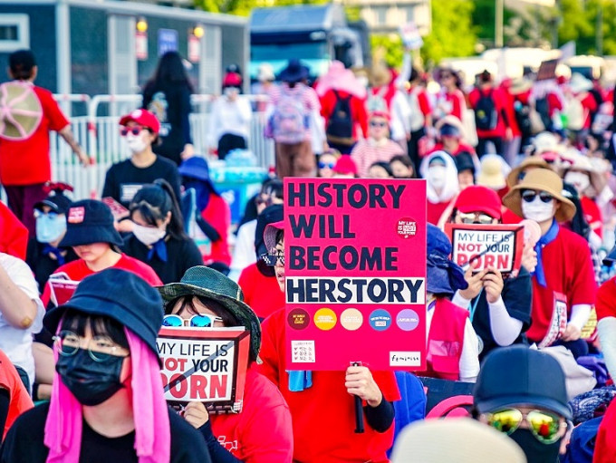 月前有数以万计南韩妇女上街抗议偷拍问题严重。网图