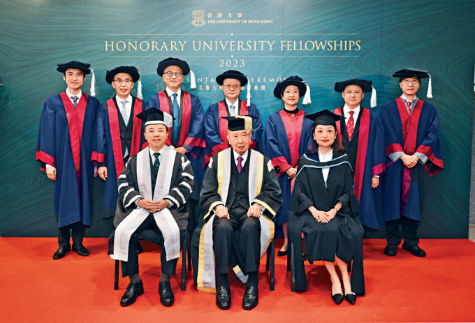 7名社会杰出人士「院士袍加身」，获香港大学颁授名誉大学院士。